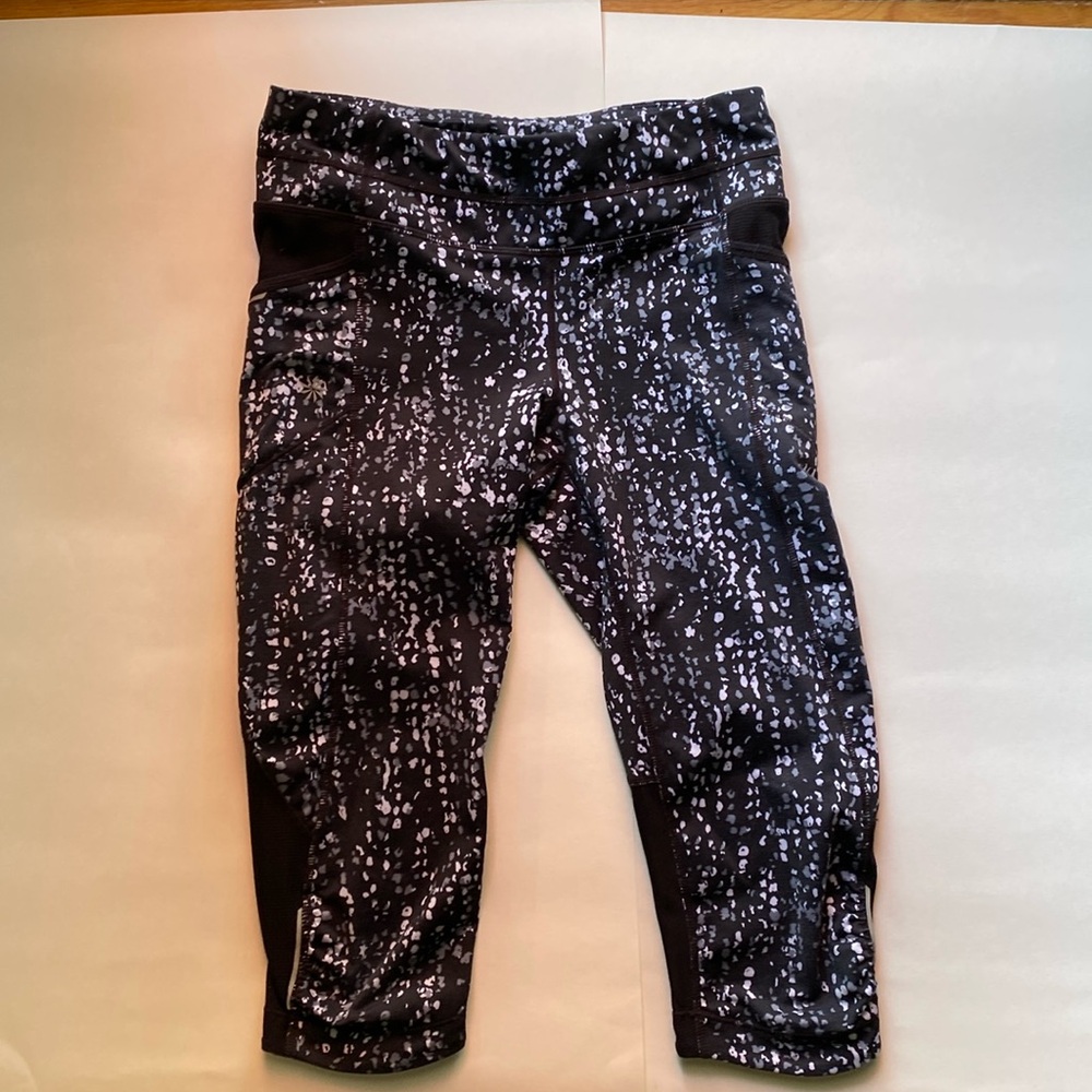 Cute cropped leggings in SM. Two side pockets.